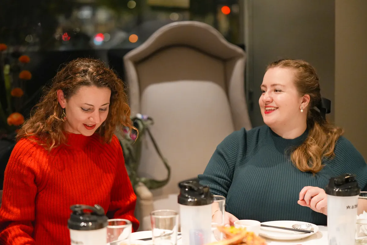 Two attendees connecting during an executive dinner.
