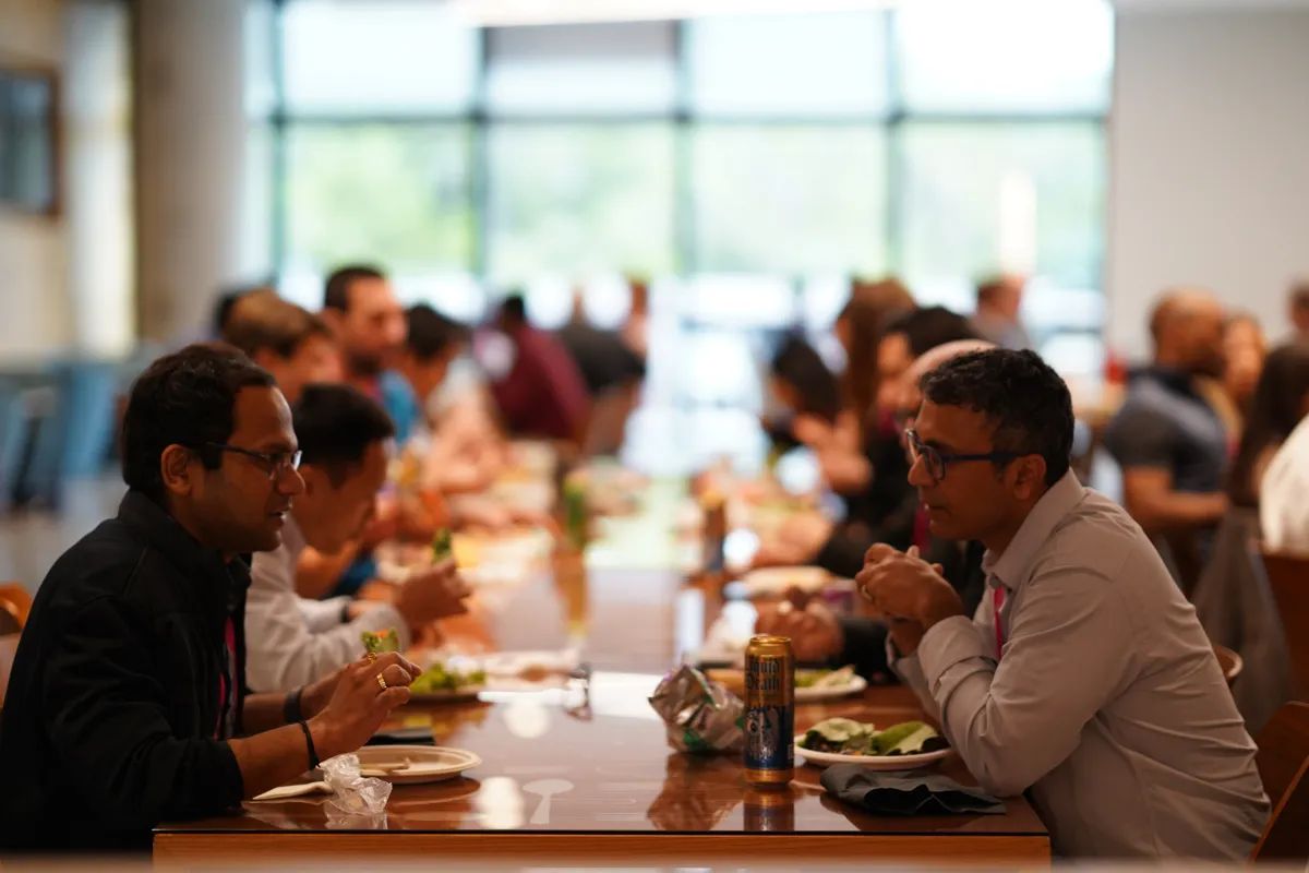 Attendees connecting over lunch during the Oracle Startup Showcase.